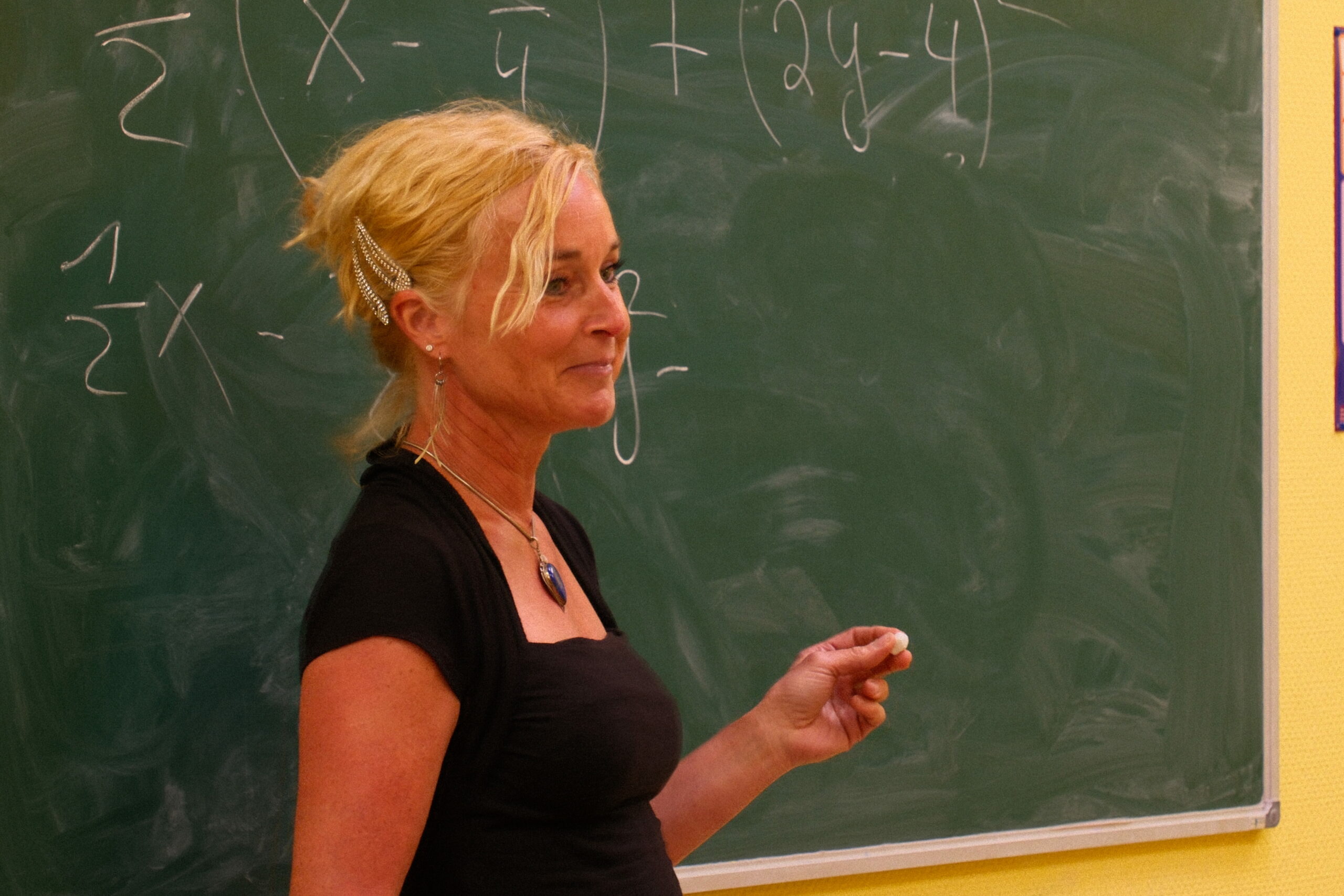 Lehrerin vor Tafel